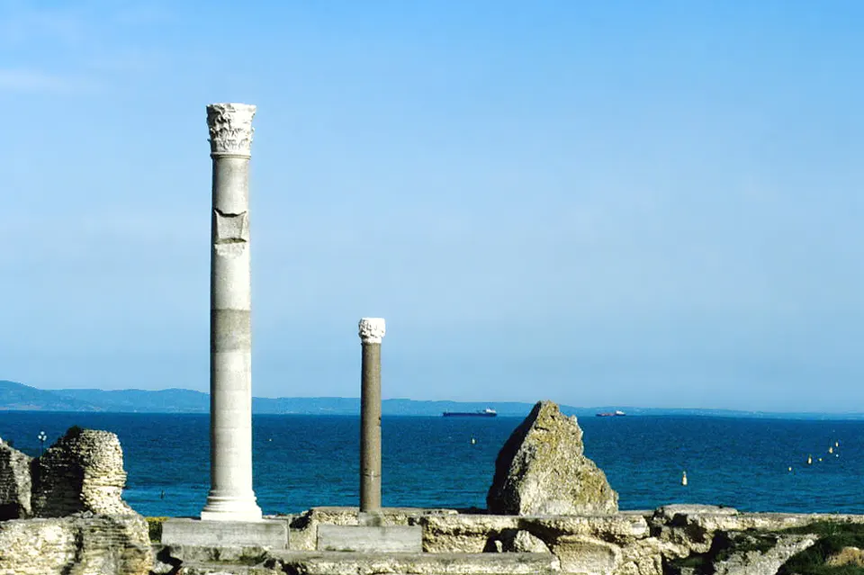 Columnas romanas de Cartago recortadas contra las aguas del mar Mediterráneo.