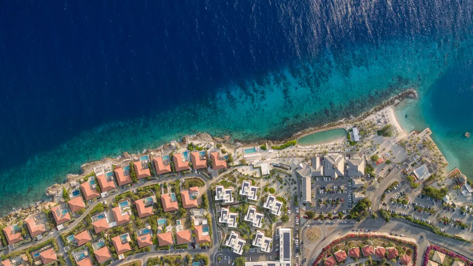 Vista aérea de la zona de resorts de Jan Thiel, Curazao.