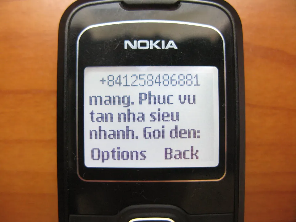 Pantalla de smartphone con mensajes de texto y herramientas de comunicación móvil.