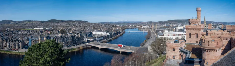Vista panorámica de Inverness y el río Ness.