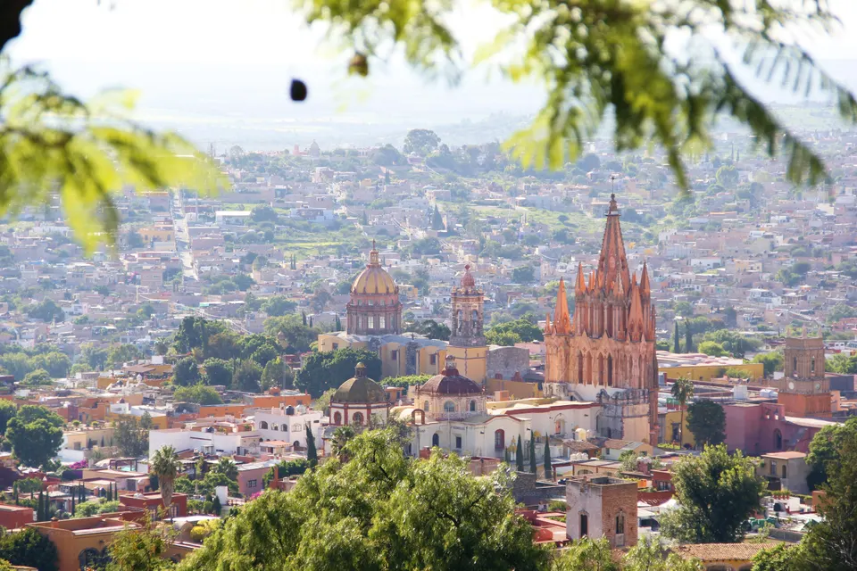 Vista frontal majestuosa de la Parroquia de San Miguel Arcángel frente al Jardín Allende.