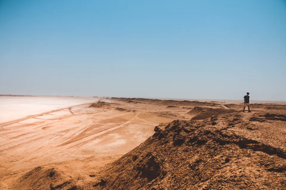 Dunas doradas del Gran Erg Oriental en el desierto del Sáhara tunecino.