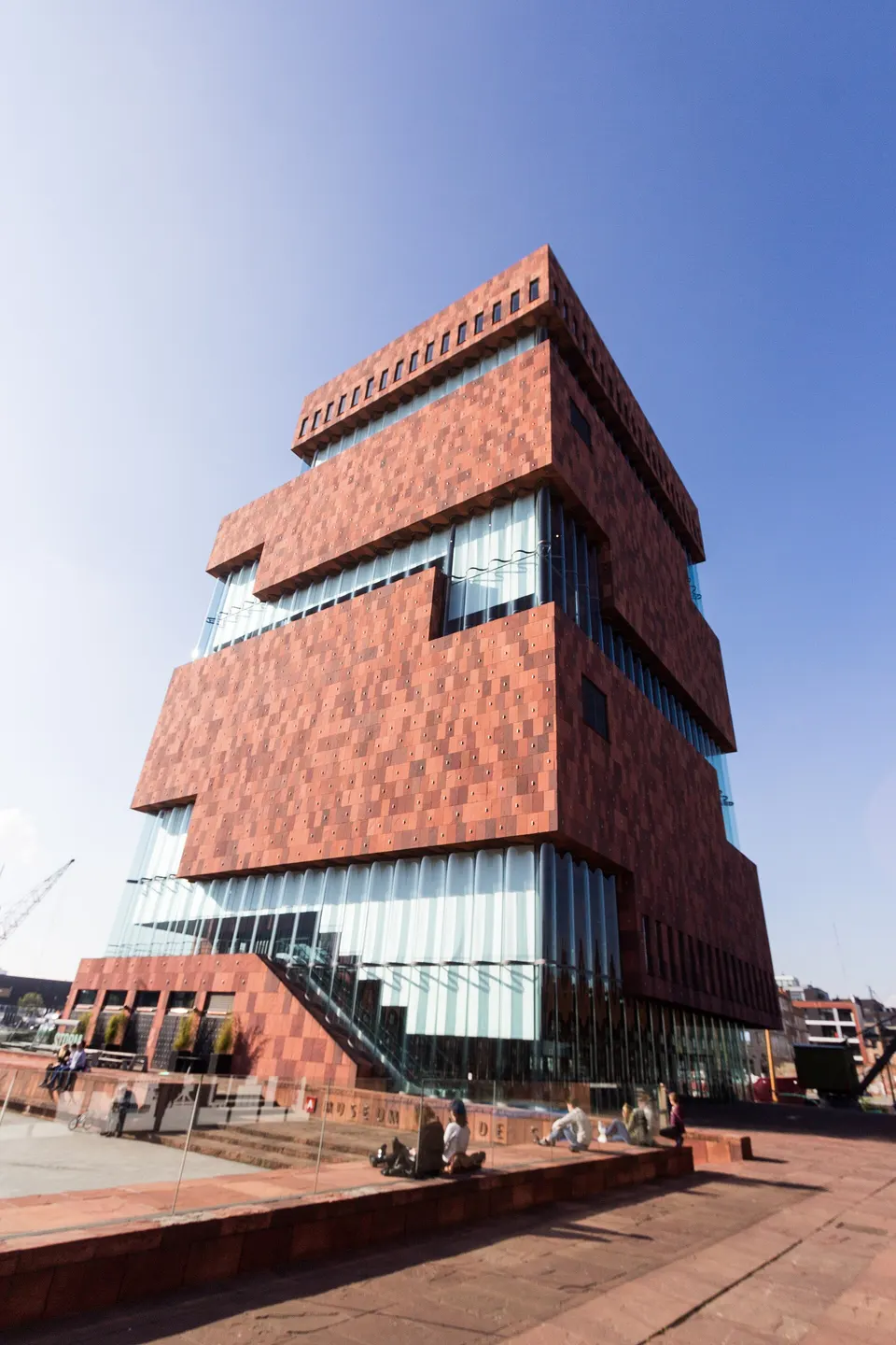 Torre escalonada de piedra y vidrio del museo MAS (Museum aan de Stroom), en el barrio de Eilandje de Amberes.