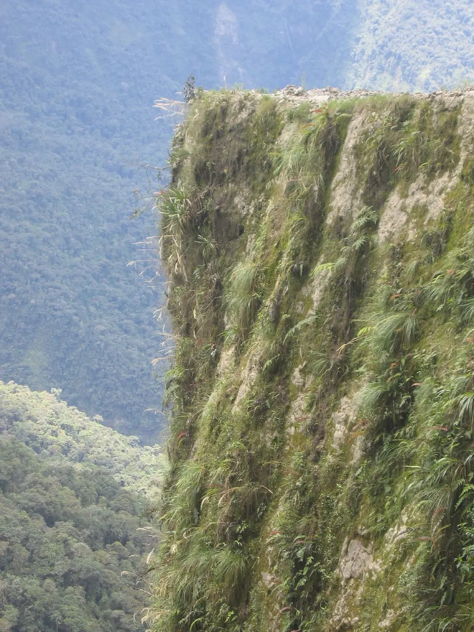 Descenso ciclista por las cornisas de la Carretera de la Muerte en los Yungas.