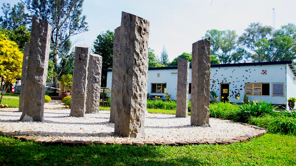 Columnas de granito con marcas de impactos en el memorial de los diez cascos azules belgas de Camp Kigali.