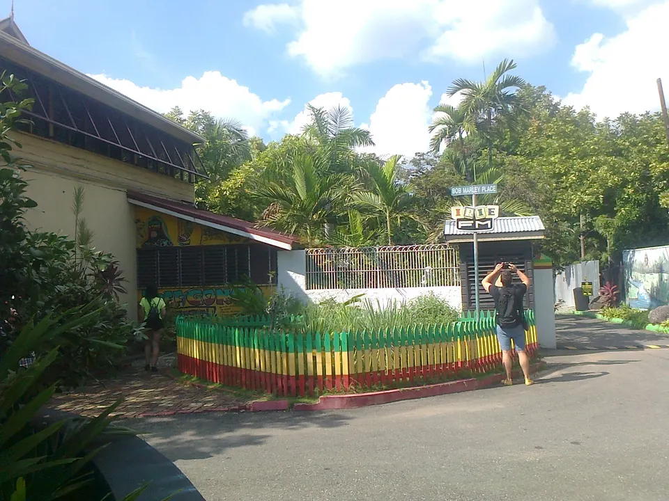 Patio del Museo Bob Marley en Hope Road, Kingston.