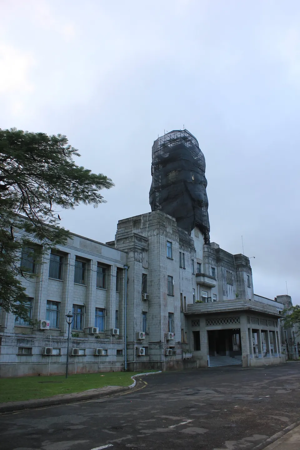 Monumental complejo art déco de los Edificios del Gobierno de Fiyi y su emblemática torre del reloj en Suva.