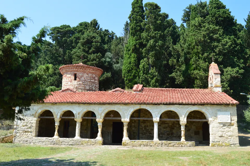 El monasterio de Zvërnec, sobre una isla de la laguna de Narta.