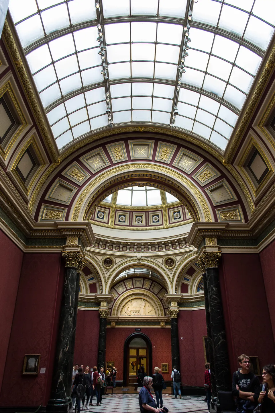 Interior de una de las galerías neorrenacentistas de la National Gallery con lienzos de pintura clásica.