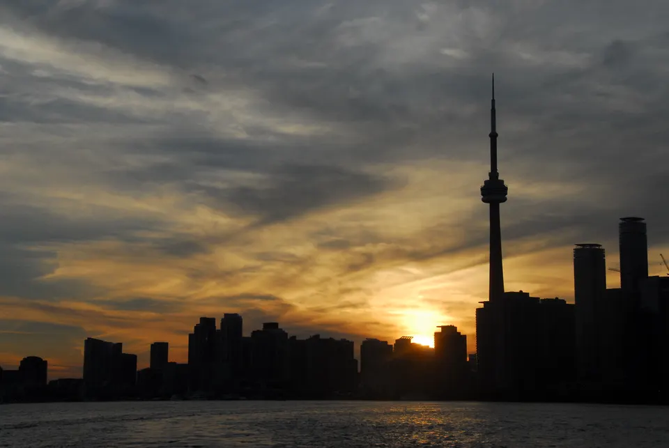 Vista del skyline de Toronto desde el ferry cruzando hacia las Islas de Toronto.