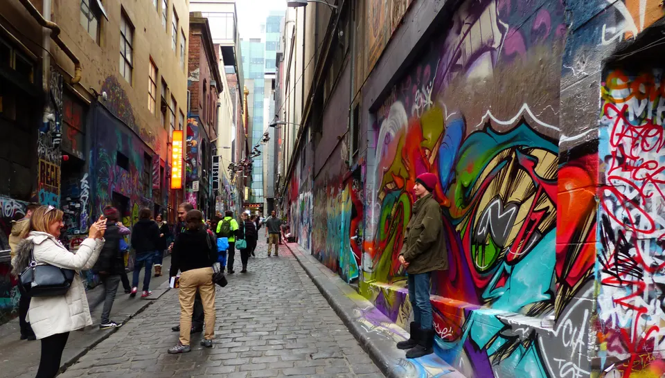 Murales multicolores de arte urbano y grafitis en el emblemático callejón Hosier Lane de Melbourne.