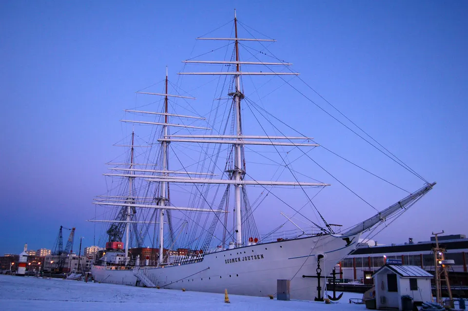 Fragata clásica de tres mástiles Suomen Joutsen amarrada como museo flotante en el río Aura.