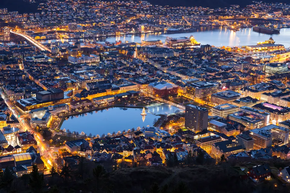 Edificios de las galerías KODE junto al lago octogonal Lille Lungegårdsvannet en Bergen.