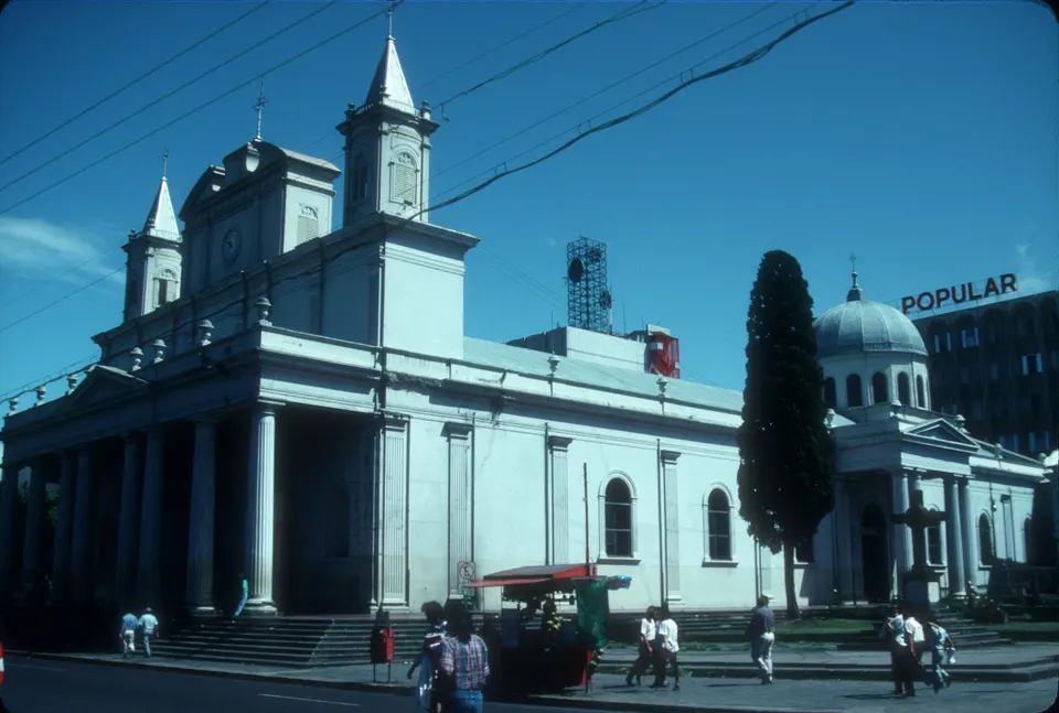 THE ORIGINAL CATHEDRAL WAS BUILT IN 1802 BUT WAS DESTROYED BY AN EARTHQUAKE. IT WAS REPLACED IN 1871 BY A DESIGN BY EUSE en san-jose