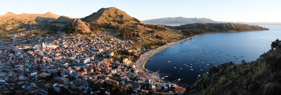 Bahía de Copacabana y las aguas azules del lago Titicaca desde el cerro Calvario.