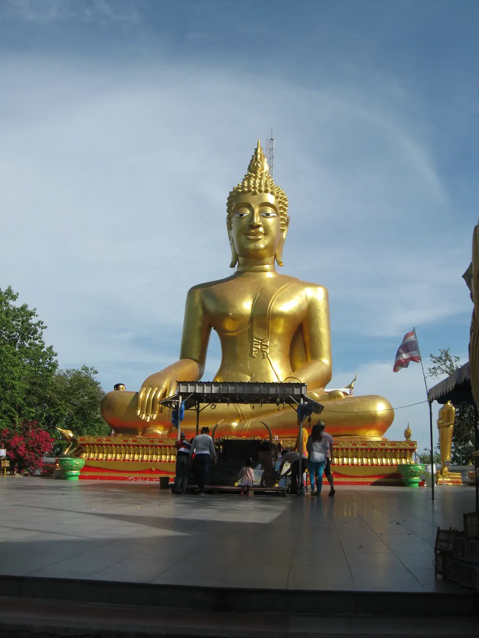 Gran estatua de Buda dorado en la cima de la colina Pratamnak con escalinata de dragones en Pattaya.