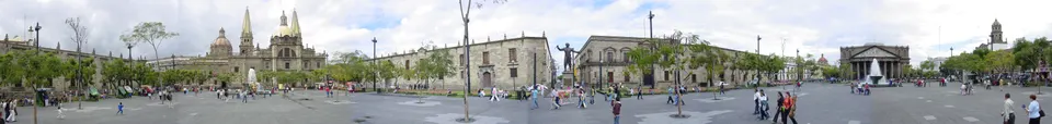 Panorámica del Centro Histórico de Guadalajara, Jalisco en México, tomada desde la Plaza de la Liberación. A la izquiera en guadalajara