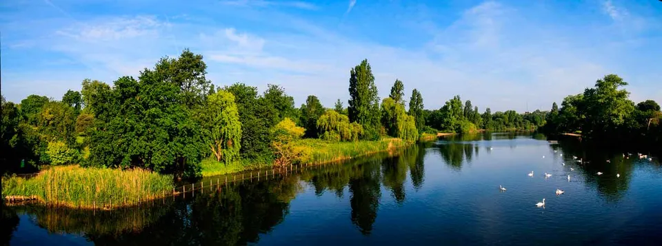 El Lago Serpentine está en el Hyde Park en el centro de Londres, Inglaterra
