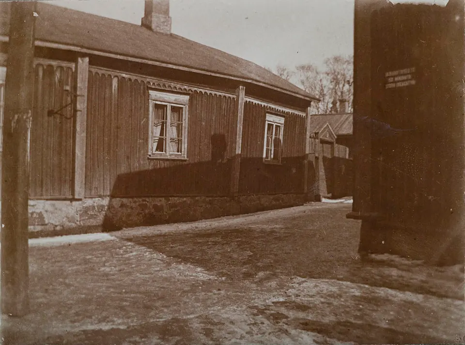 Callejuela adoquinada flanqueada por casas de madera tradicionales de colores en Vanha Porvoo.