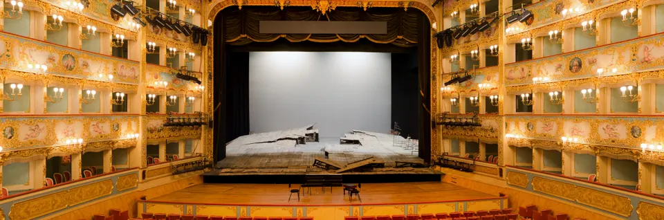 El interior y el escenario del Teatro La Fenice.