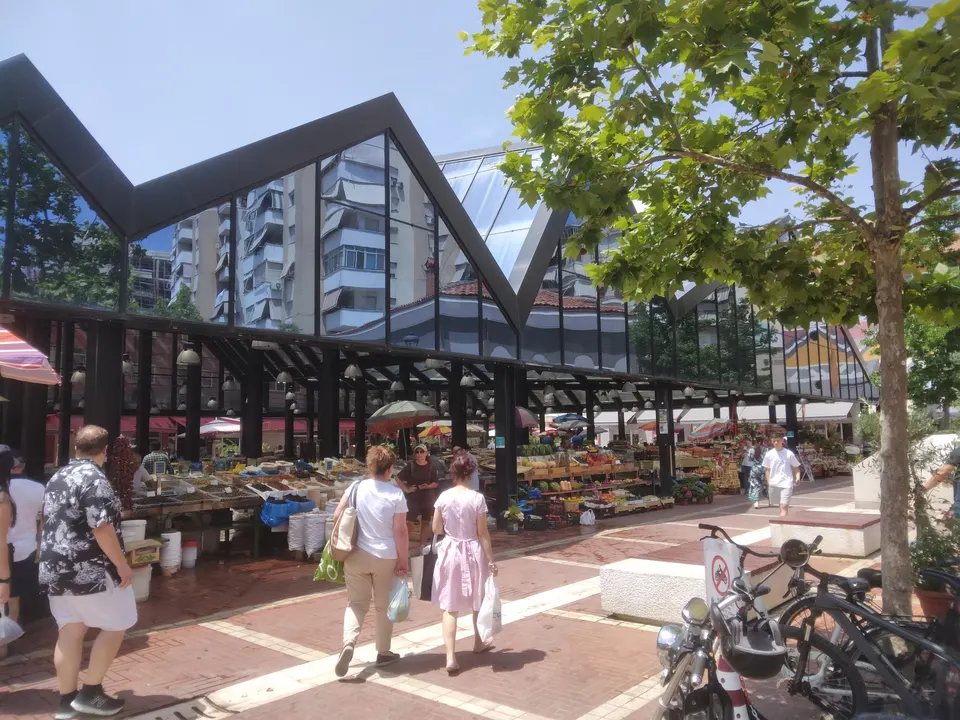 Los puestos del Nuevo Bazar (Pazari i Ri) de Tirana, renovado en 2017.