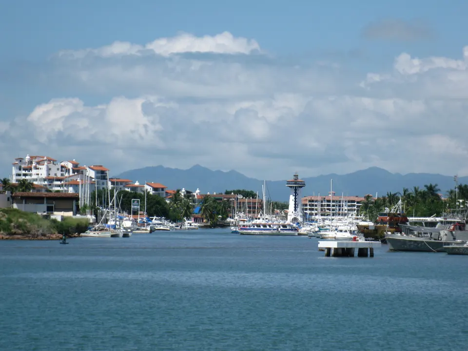 Yates atracados y restaurantes frente al muelle del malecón de Marina Vallarta.