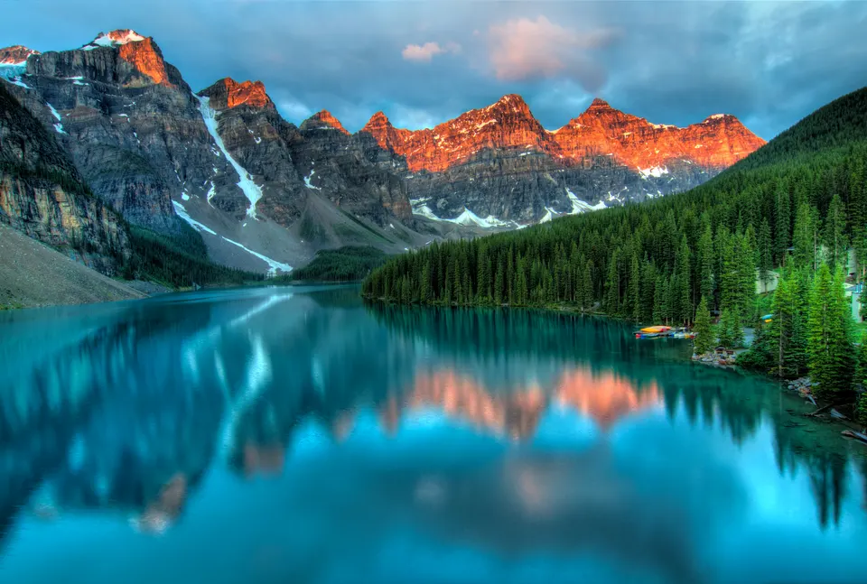 Amanecer en Moraine Lake y el Valle de los Diez Picos, Parque Nacional Banff, Canadá.