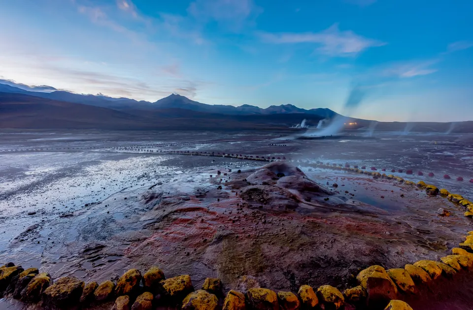Columnas de vapor geotérmico emanando al amanecer en el campo de géiseres de El Tatio a 4.300 metros.