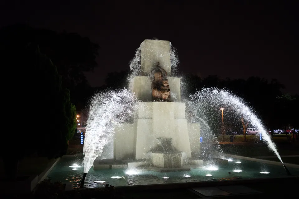 Fuentes cibernéticas ornamentales iluminadas con luces de colores en el Circuito Mágico del Agua del Parque de la Reserva