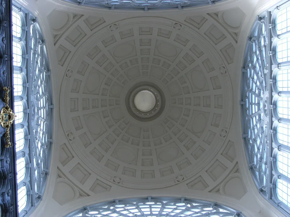 Cúpula de acero y vidrio del vestíbulo de la Estación Central de Amberes, apodada la 'catedral del ferrocarril'.