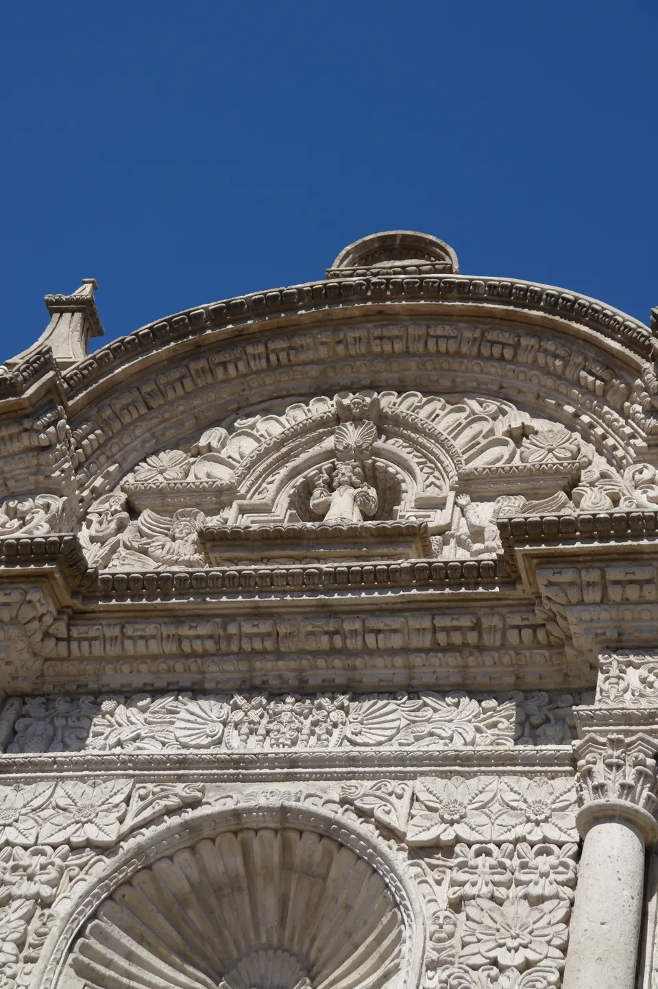 Portada barroca mestiza profusamente tallada en sillar de la Iglesia de la Compañía de Jesús en Arequipa