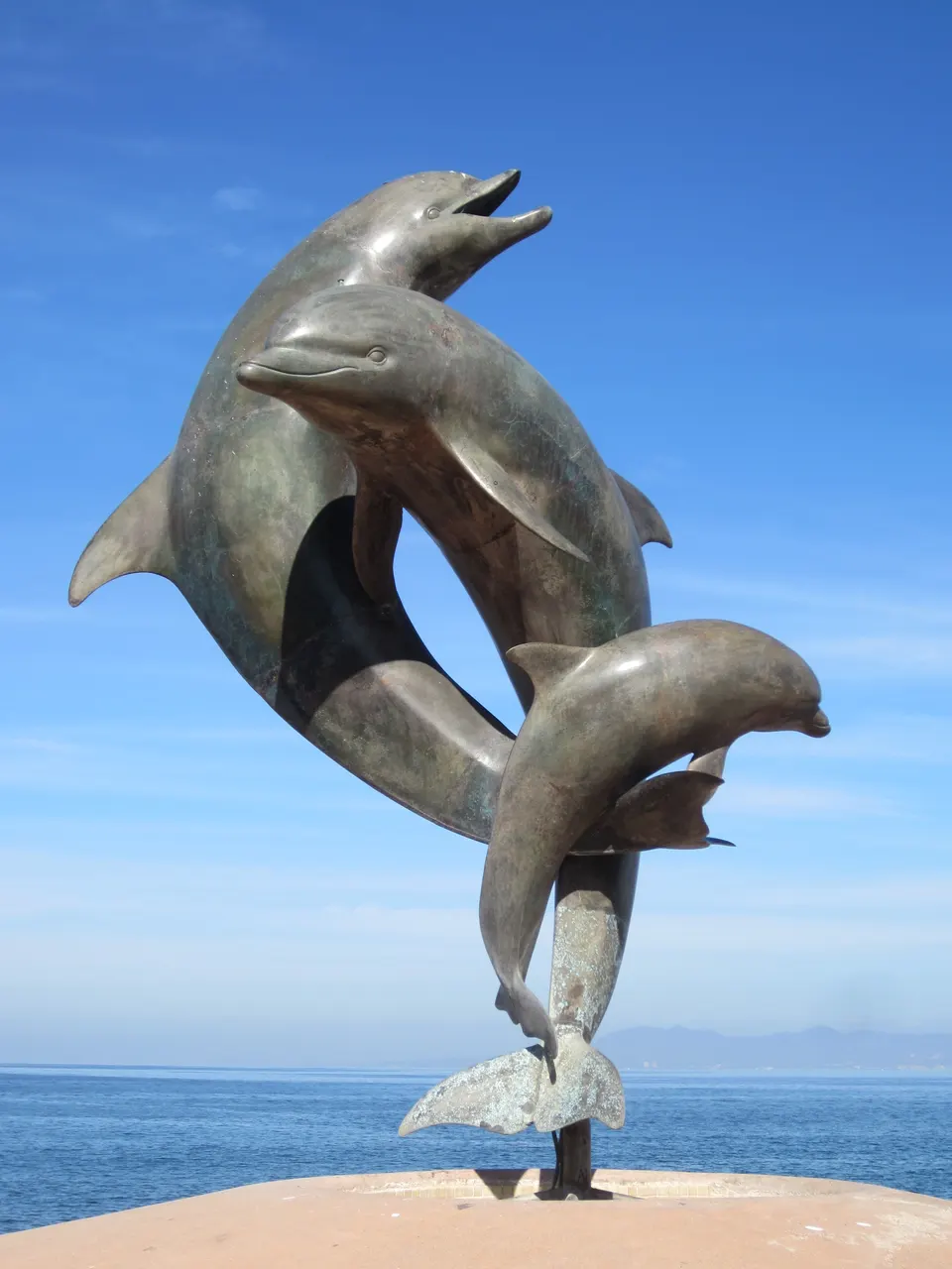 Paseo del Malecón de Puerto Vallarta con la Fuente de la Amistad y el mar de fondo.