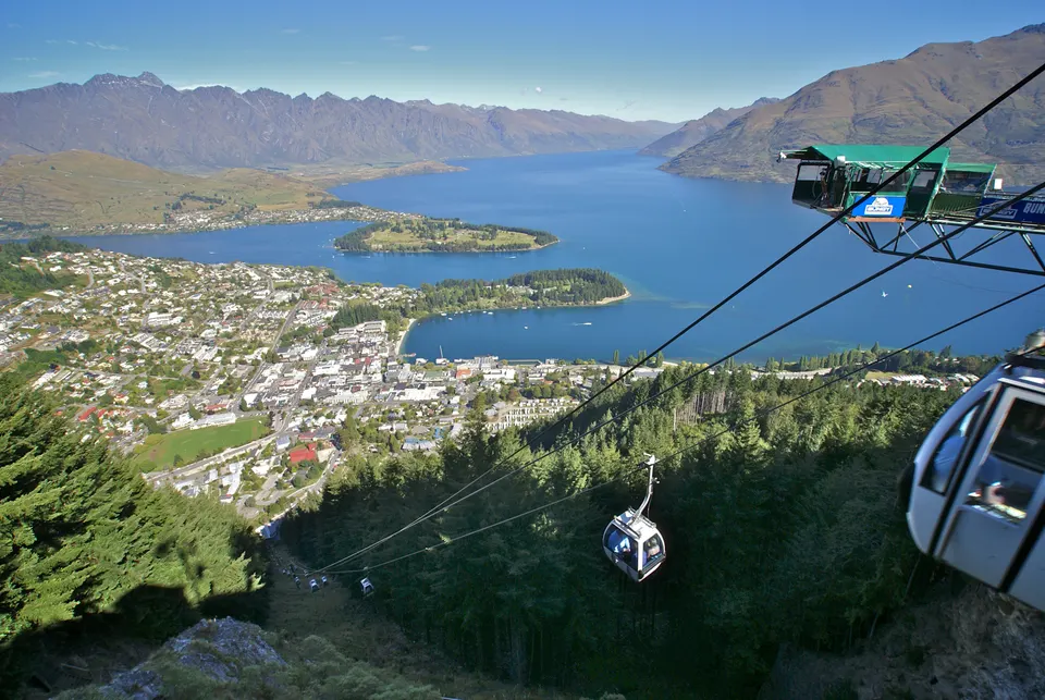 Cabina del teleférico Skyline Gondola ascendiendo hacia el mirador de Bob's Peak en Queenstown.