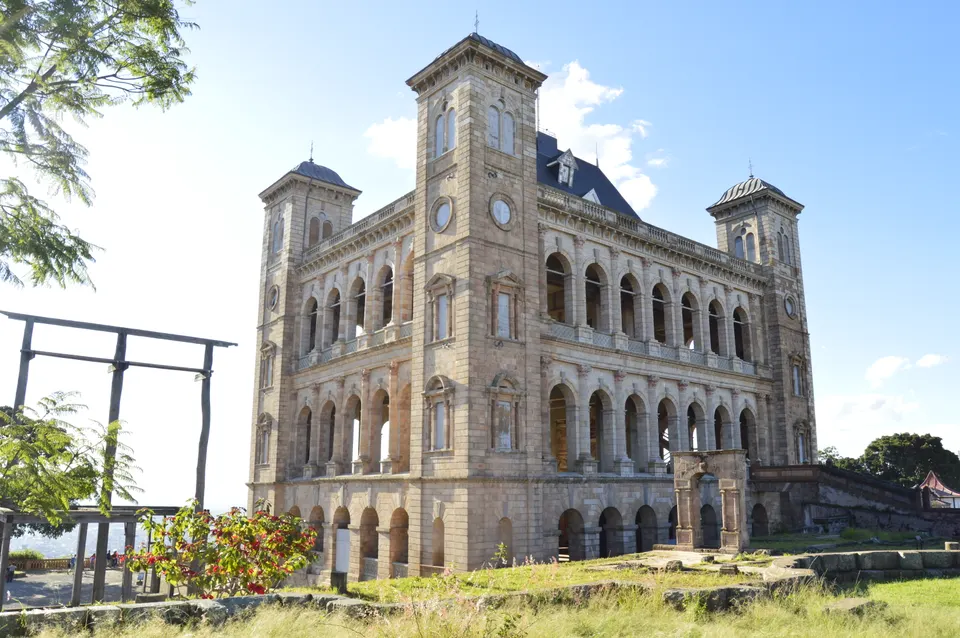 El palacio real de piedra del Rova de Manjakamiadana coronando la colina más alta de Antananarivo.