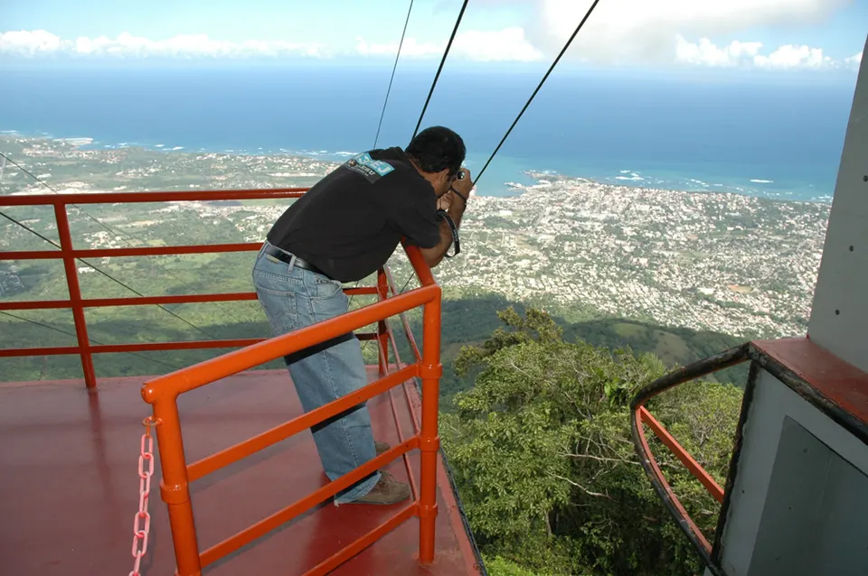 Vista de Puerto Plata desde la estación del teleférico en el Pico Isabel de Torres.
