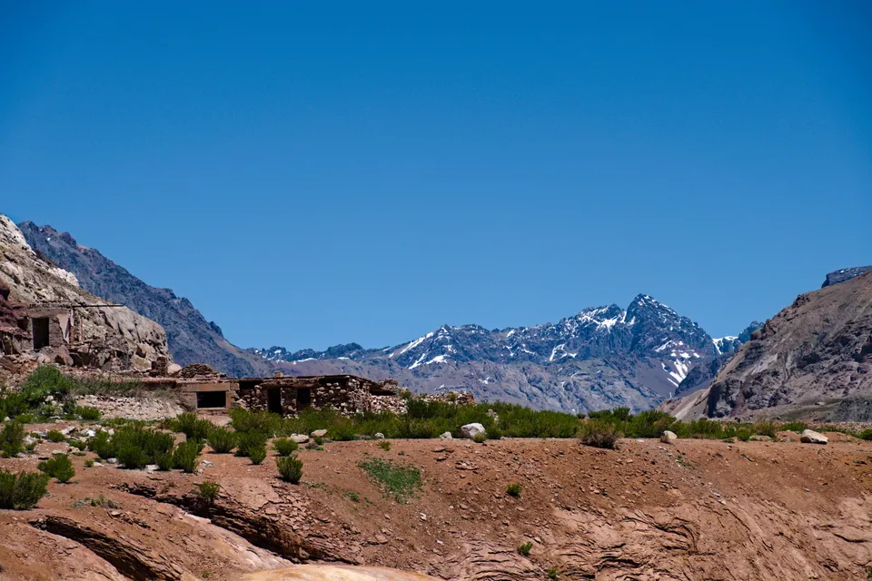 El arco natural de piedra mineralizada y aguas termales sulfurosas de Puente del Inca.