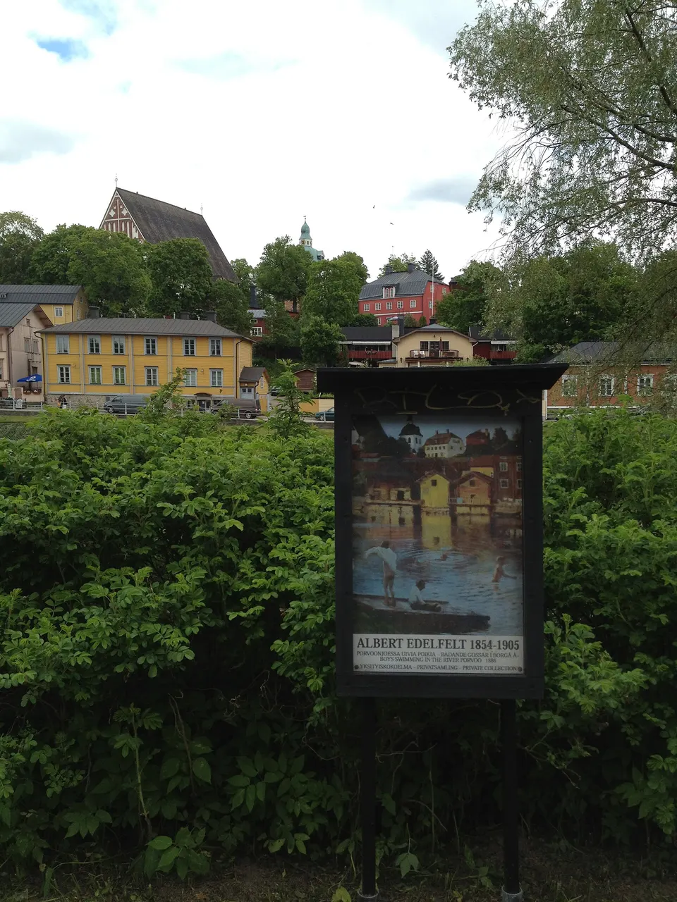 Hilera de históricos almacenes fluviales pintados de rojo ocre sobre el río Porvoonjoki en Porvoo.