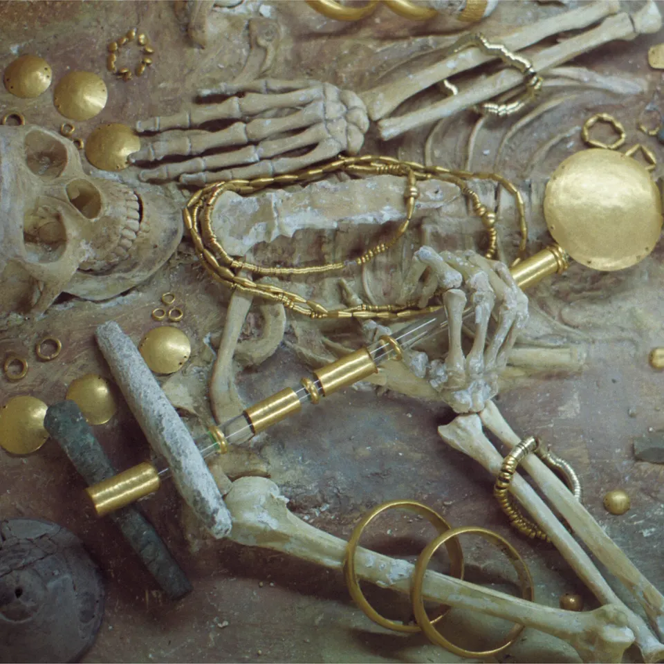 Tesoros y orfebrería de oro calcolítico de la necrópolis de Varna en el Museo Arqueológico.