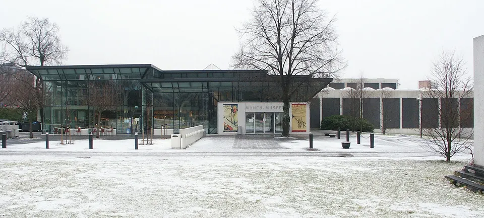 Torre contemporánea con remate inclinado del Museo Munch en el frente marítimo de Oslo.