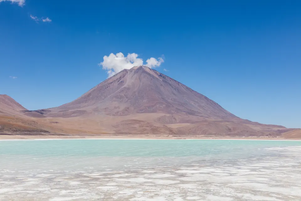 Aguas color esmeralda de la Laguna Verde a los pies del imponente volcán cónico Licancabur.