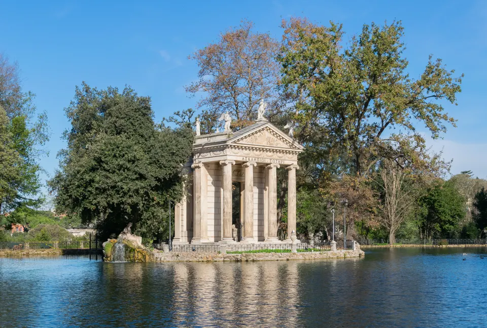 El lago y el Templo de Esculapio en los jardines de Villa Borghese.