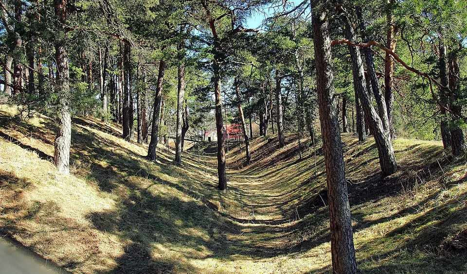 Pasarelas de madera y fosos defensivos de la antigua fortaleza medieval de tierra de Iso Linnamäki.