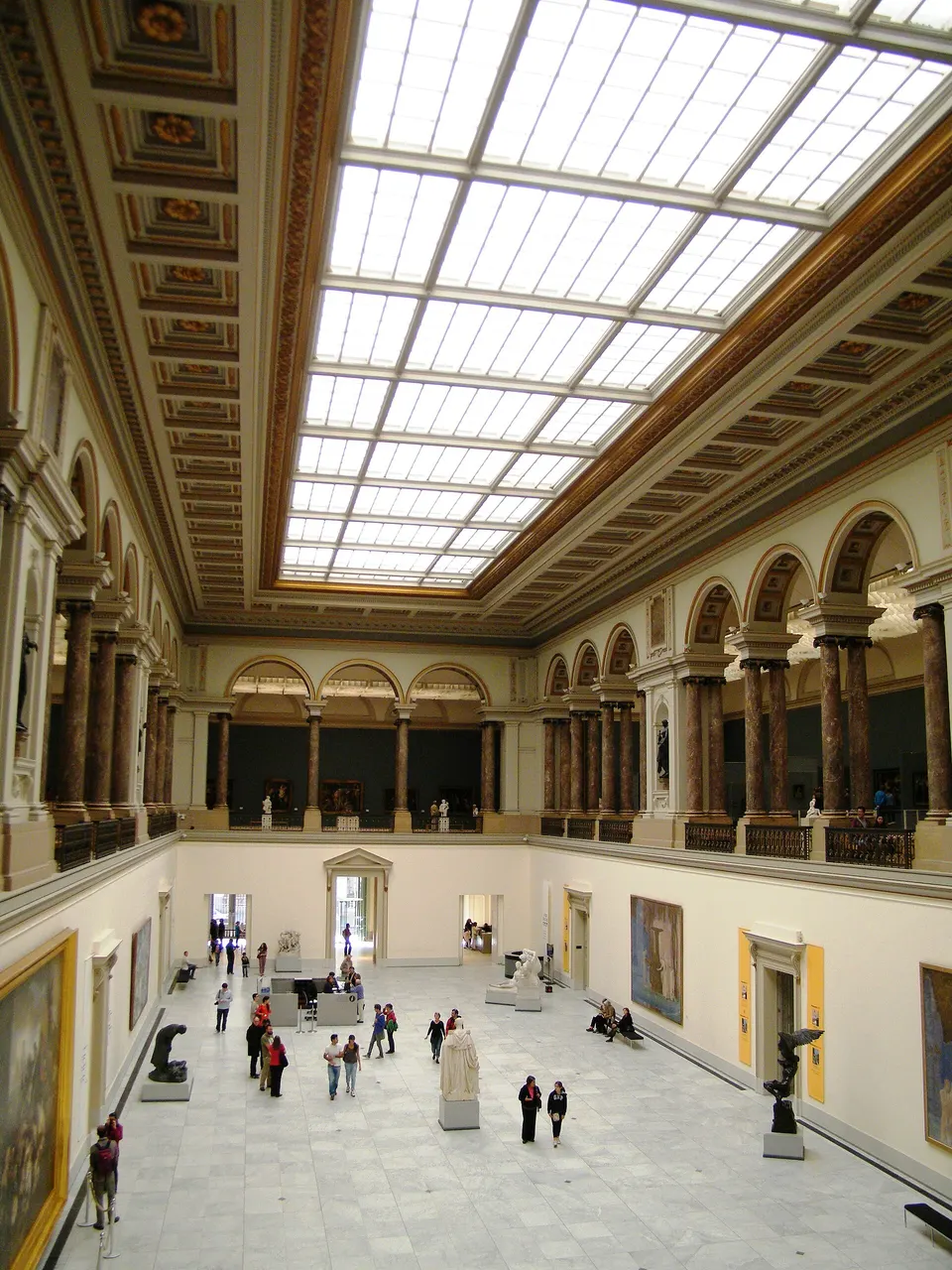 Sala interior de los Museos Reales de Bellas Artes de Bélgica, en el Monte de las Artes de Bruselas.
