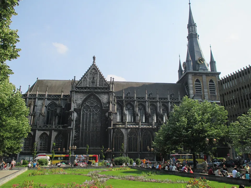 Fachada gótica de la Catedral de San Pablo de Lieja, sede episcopal desde el siglo XIX.