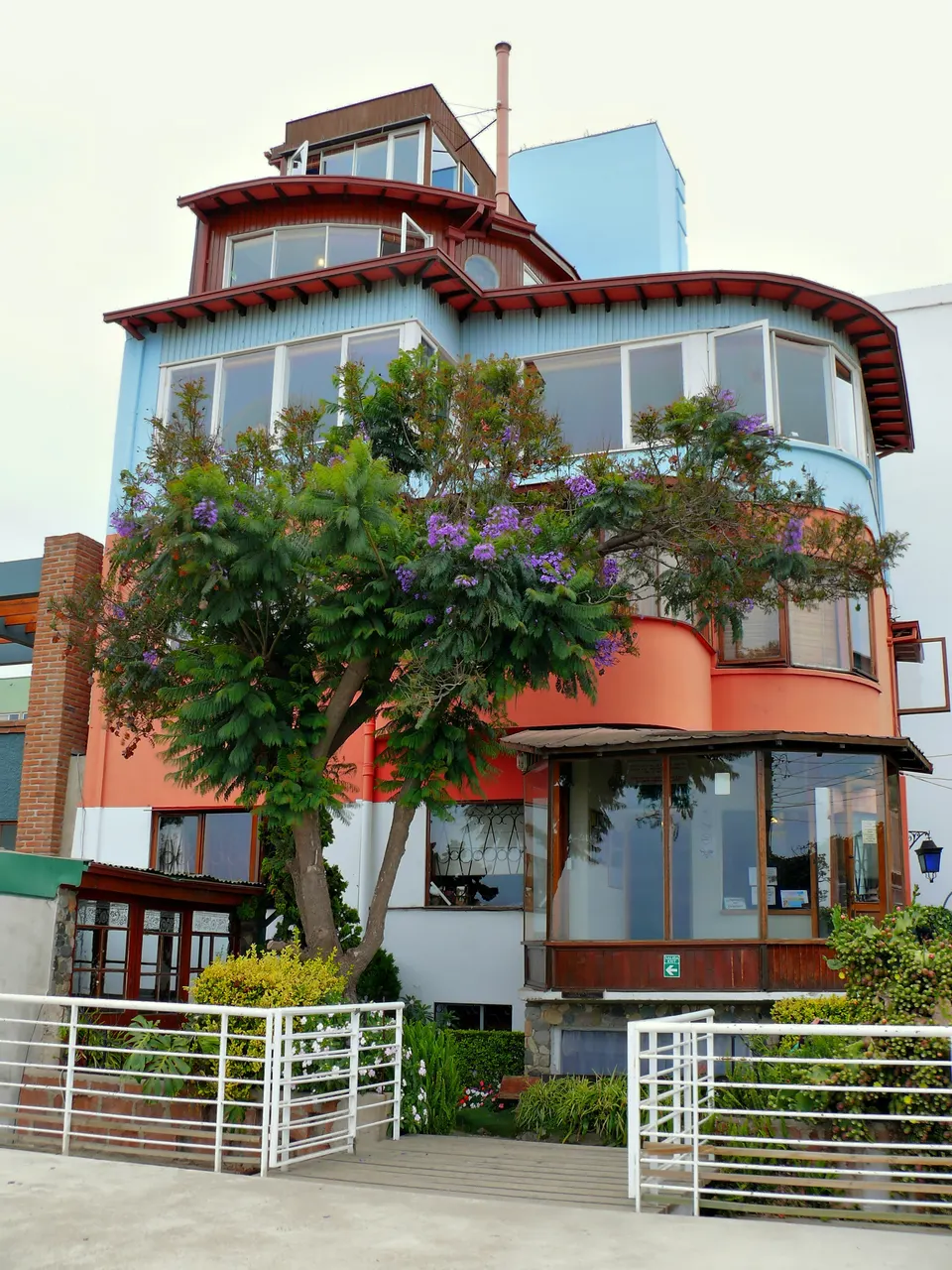 Fachada colorida y mirador de La Sebastiana, casa de Pablo Neruda en Cerro Bellavista.