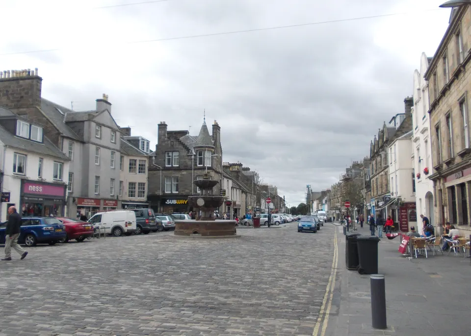 Fachadas comerciales y ambiente peatonal de Market Street en el centro de St Andrews.