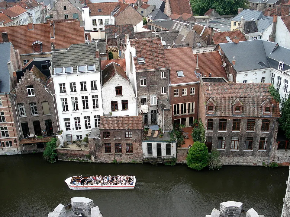 Canal Lieve de Gante visto desde uno de los puentes del centro histórico, recorrido habitual de los paseos en barco.