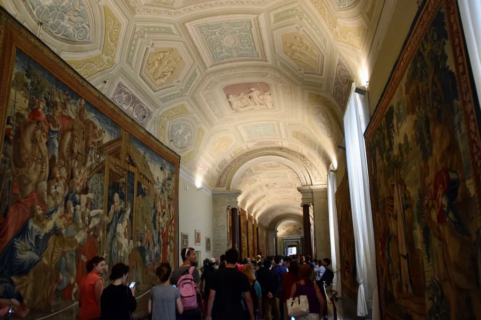 Una de las galerías de los Museos Vaticanos que se recorren antes de llegar a la Capilla Sixtina.