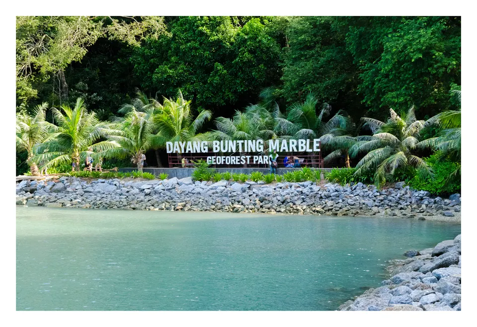 Lago de agua dulce rodeado de colinas selváticas en la isla Dayang Bunting de Langkawi.