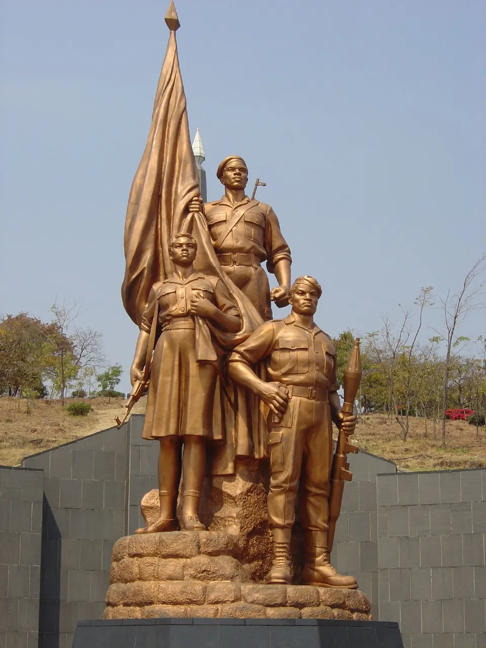 Estatua conmemorativa y monumento monumental de National Heroes Acre en las colinas de Harare.